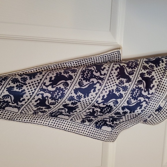 Vintage Scarves by Vera Neuman navy & white approx 21 square 100% acetate - Picture 7 of 8